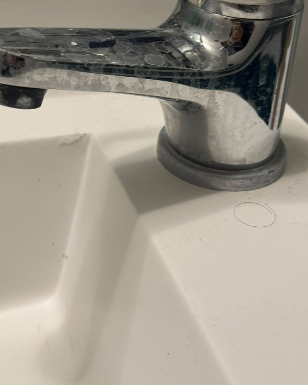 Grifería de lavamanos antes del servicio
